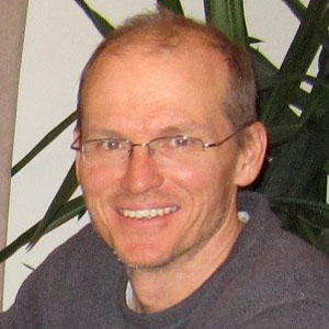 Headshot of Dr. Jarek Kwapisz